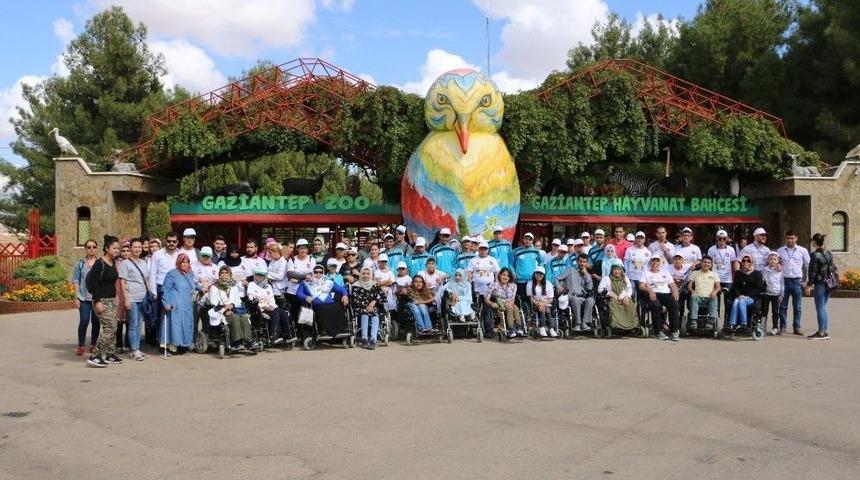 Engellilerin Hayvanat Bah&ccedil;esi Keyfi