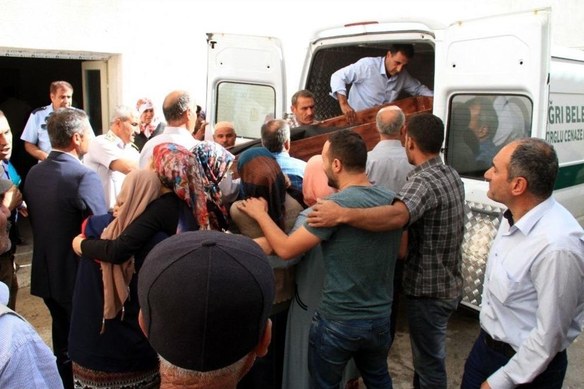 Kazada Hayatını Kaybeden Anne, Kızı Ve Torunu Defnedildi