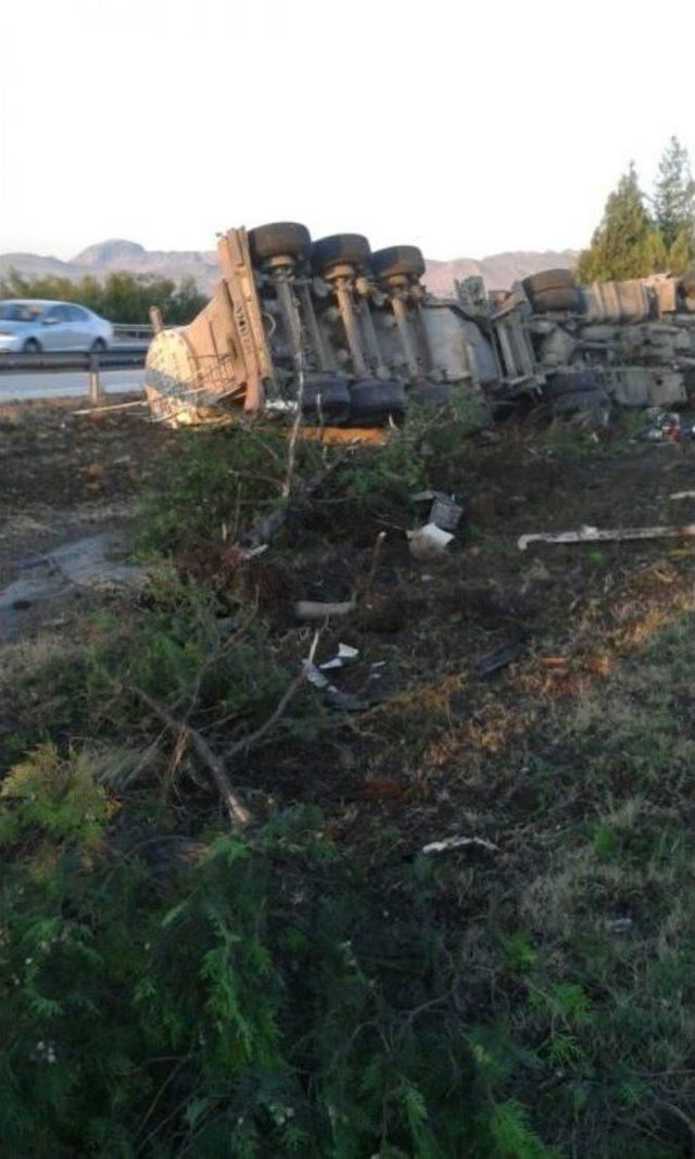 Kaza Yapan Tır Şoförü, Sıkışarak Hayatını Kaybetti