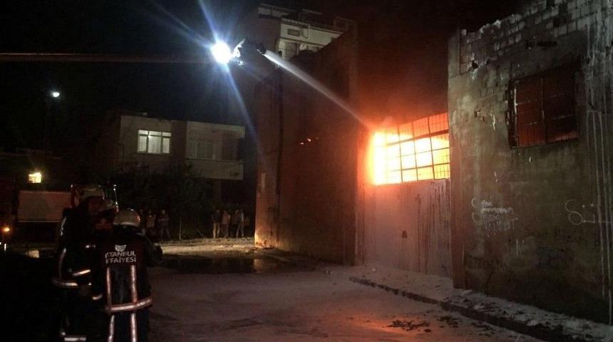 Arnavutk&ouml;y&rsquo;de Boya Fabrikasında Yangın