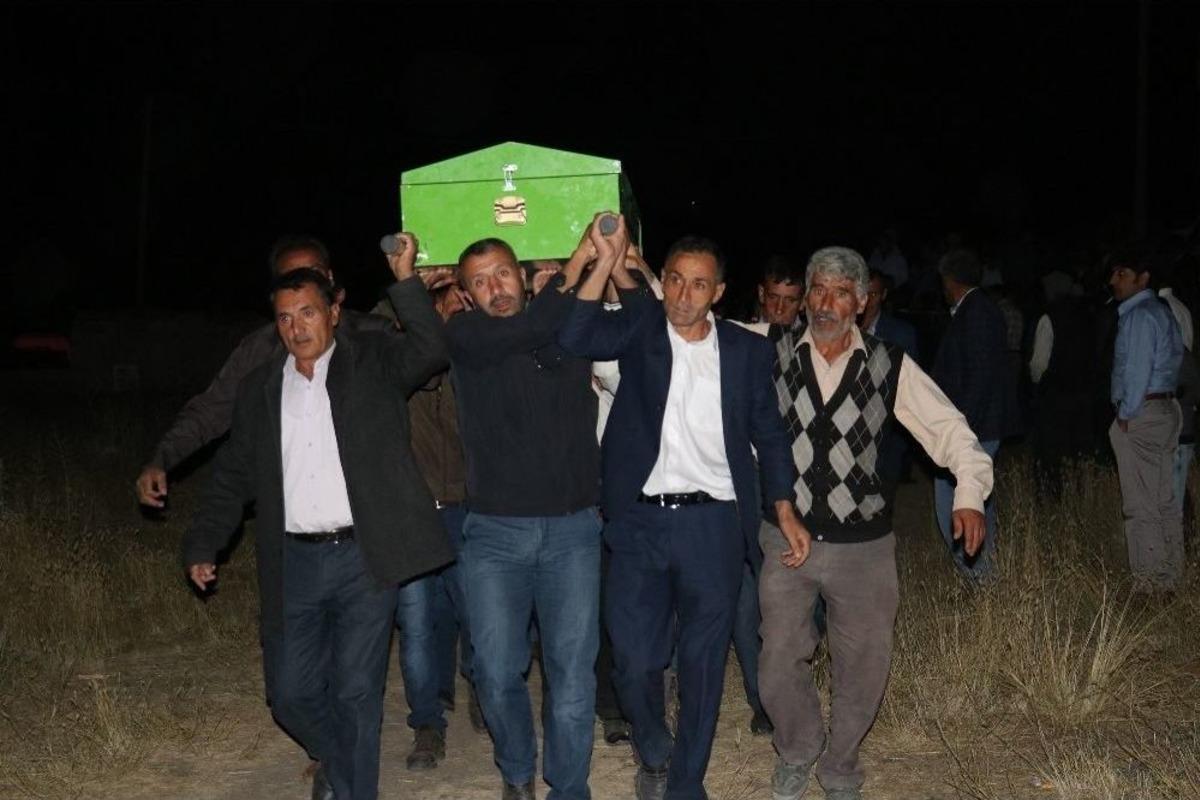 Trafik Kazasında Hayatını Kaybeden 7kişi Yan Yana Defnedildi