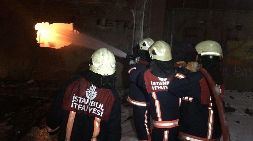 Arnavutk&ouml;y&rsquo;deki Boya Fabrikası Yangını: 2 İtfaiye Eri Yaralandı