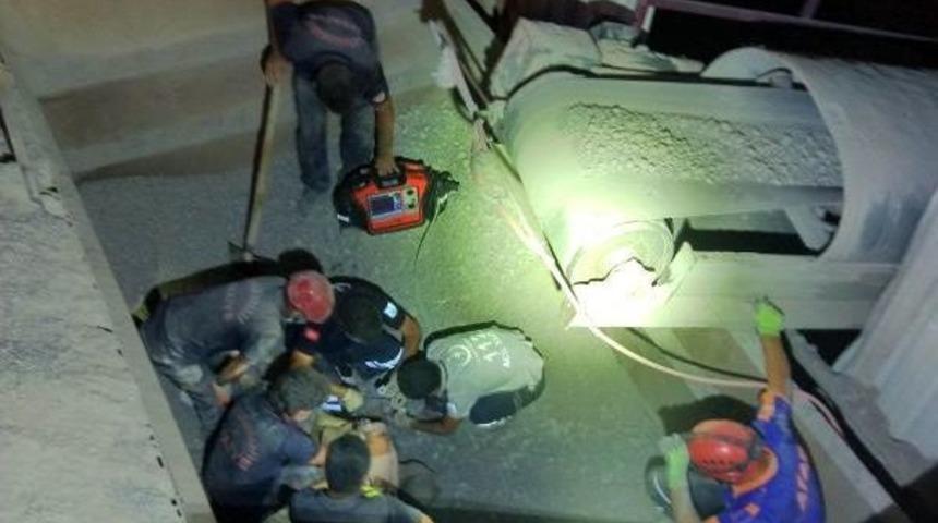 Taş &Ccedil;ukuruna D&uuml;şen Iş&ccedil;i Hayatını Kaybetti