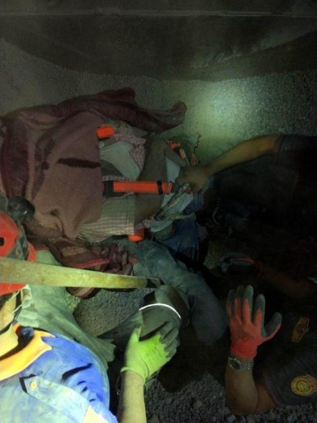 Taş &Ccedil;ukuruna D&uuml;şen Iş&ccedil;i Hayatını Kaybetti 3