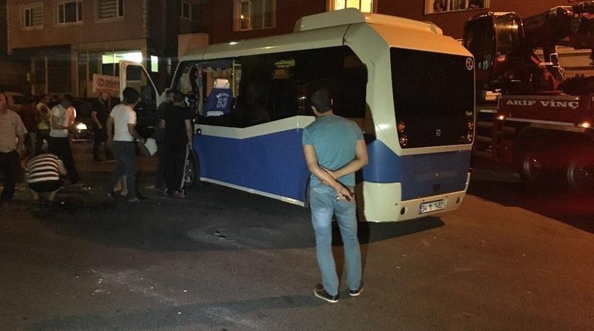 Ataşehir&rsquo;de Otomobil Yolcu Minib&uuml;s&uuml;ne &Ccedil;arptı: 4 Yaralı