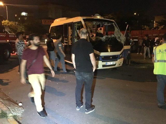 Ataşehir&rsquo;de Otomobil Yolcu Minib&uuml;s&uuml;ne &Ccedil;arptı: 4 Yaralı 1