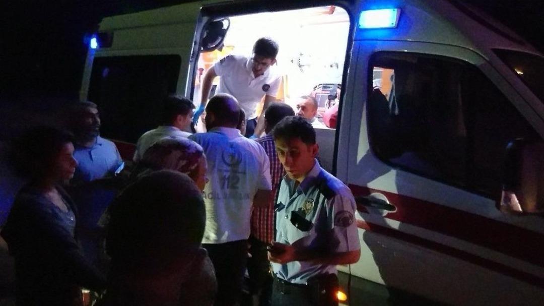 D&ouml;rt Kişiyi Yaraladıktan Sonra Ka&ccedil;an Hırsızlık Ş&uuml;phelileri Polisin &Uuml;st&uuml;ne Ara&ccedil; S&uuml;rd&uuml;