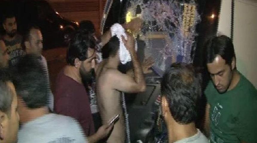 Ataşehir'de Yolcu Minib&uuml;s&uuml; Devrildi: 4  Yaralı