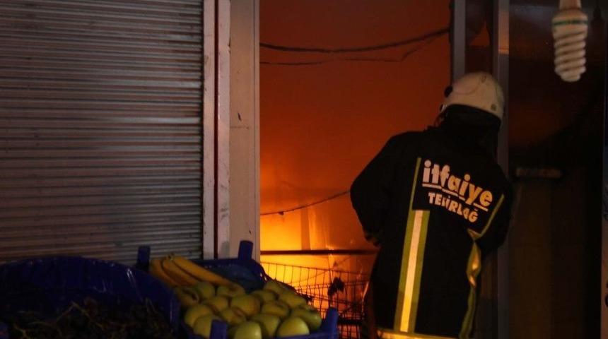 Alevler İ&ccedil;inde Yanan Marketin Sahipleri İtfaiye Erlerine Saldırdı