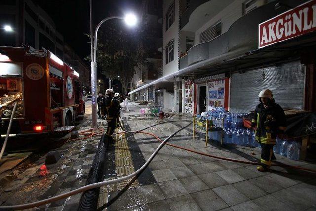 Alevler İçinde Yanan Marketin Sahipleri İtfaiye Erlerine Saldırdı