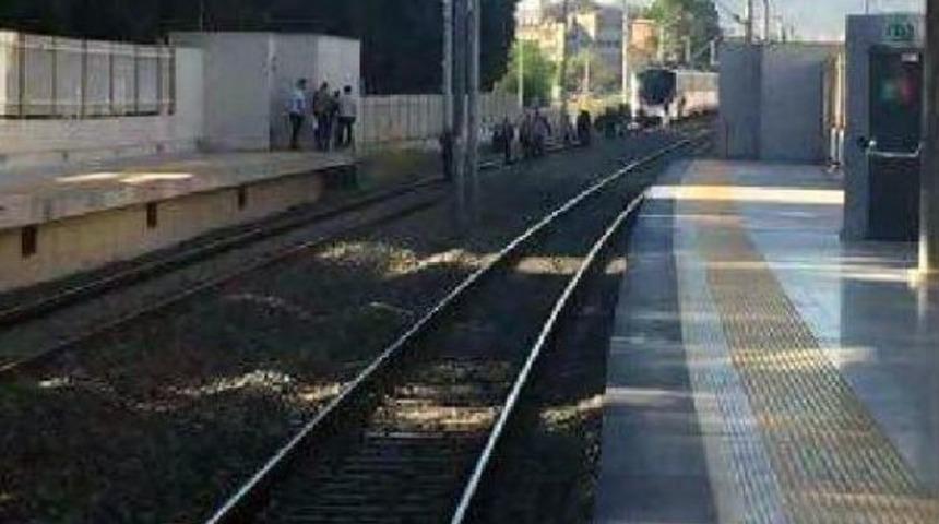 Trenin &Ouml;n&uuml;ne Atlayıp Intihar Etti