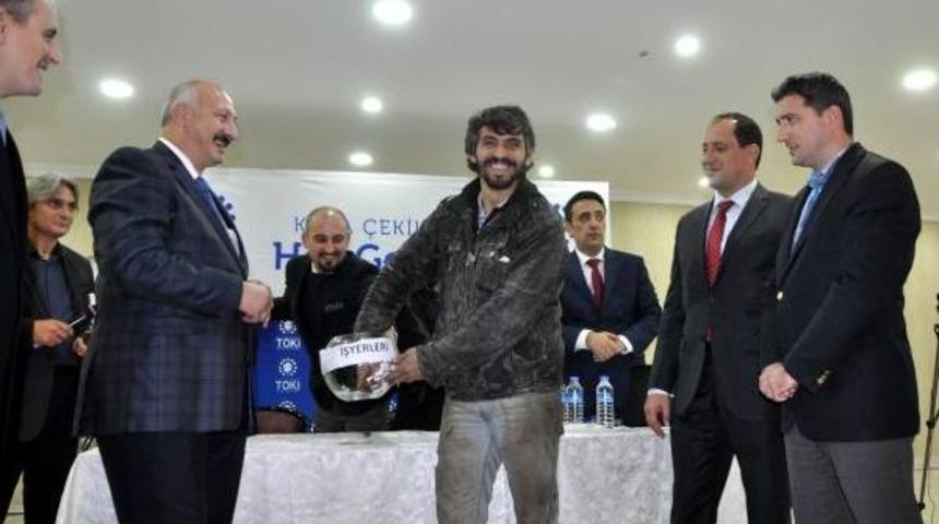 27 Yıldır Hayalini Kurduğu D&uuml;kkanına Toki Ile Kavuştu