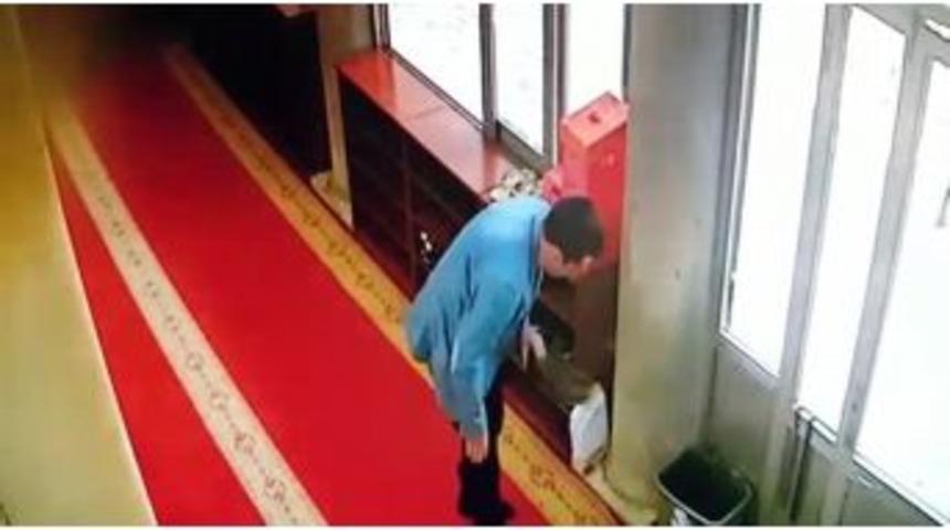 (&ouml;zel Haber) &Ouml;nce Namaz Kıldı Sonra Ayakkabı &Ccedil;aldı