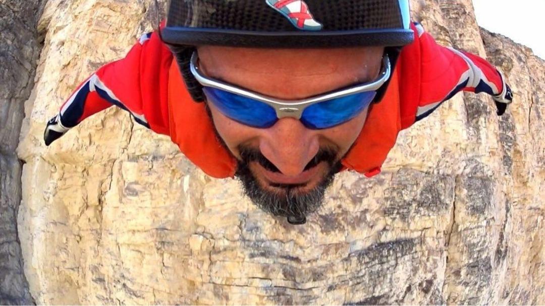 Base Jump Sporcusu Ko&ccedil;ak, &Ouml;n&uuml;ne &Ccedil;ıkan Her Yerden Atlamak İstiyor
