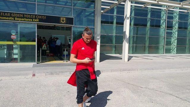 Elazığspor 23 Futbolcuyla İstanbul&rsquo;a Gitti 2