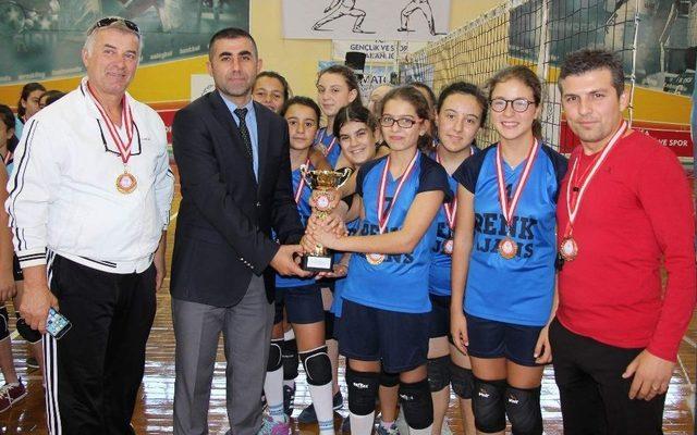 Şehit Ömer Halisdemir Ortaokulu Voleybolda Şampiyon Oldu