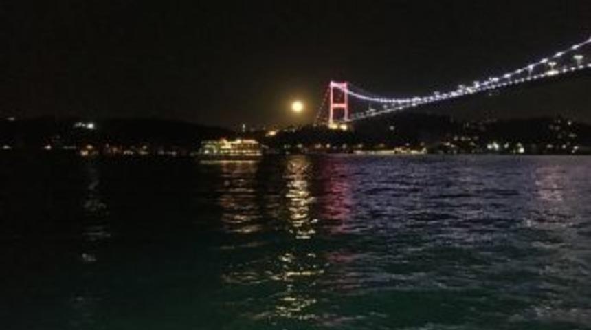 (&ouml;zel Haber) Dolunaylı İstanbul Boğazı Manzarası Mest Etti