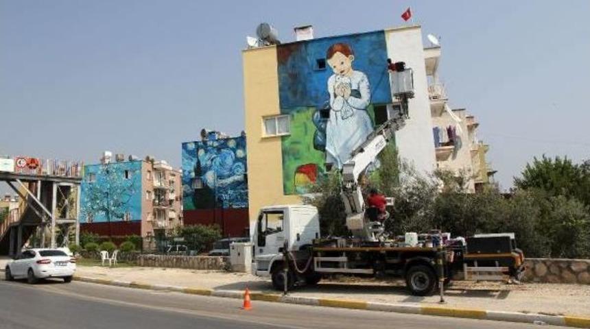 Toroslar'da Duvarlar &Uuml;nl&uuml; Ressamların Eserleriyle Renklendi