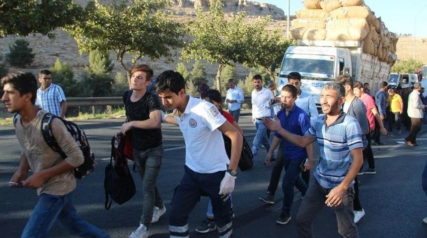 Şanlıurfa&rsquo;da &Ouml;ğrenci Servisi Kamyona Arkadan &Ccedil;arptı: 12 Yaralı