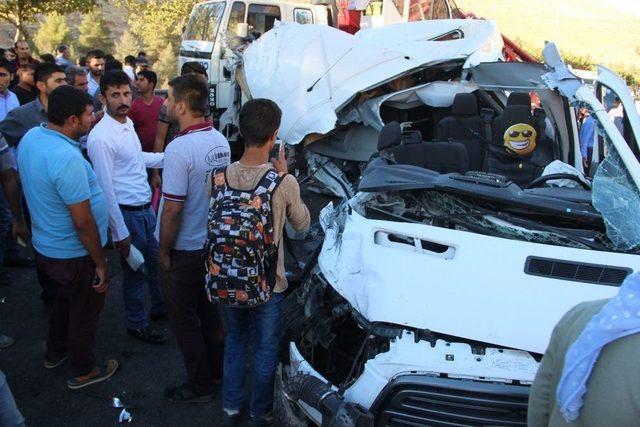 Şanlıurfa’da Öğrenci Servisi Kamyona Arkadan Çarptı: 12 Yaralı