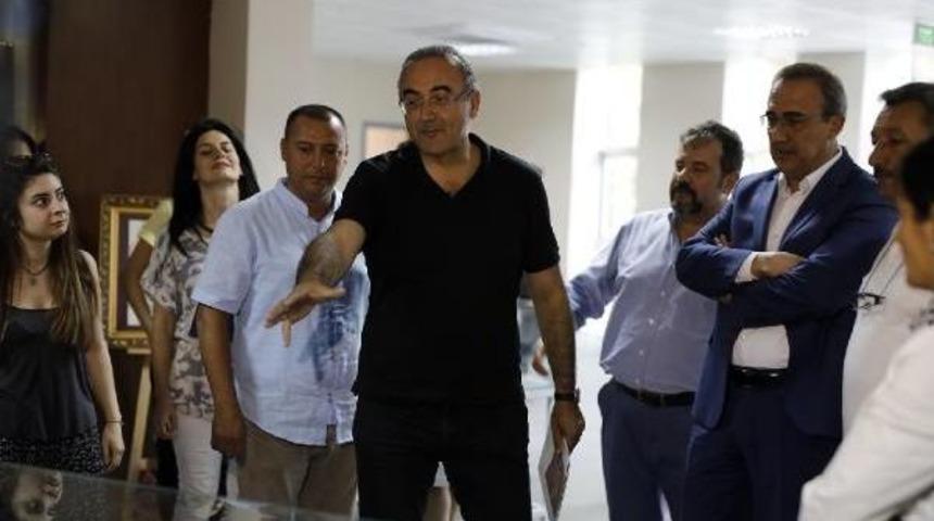 Sunay Akın: "izmir'in Dağlarında A&ccedil;an &Ccedil;i&ccedil;ekler Ay Yıldızlı Bayraklarımızdı"