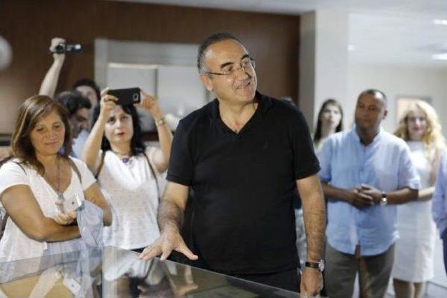 Sunay Akın: "izmir in Dağlarında A&ccedil;an &Ccedil;i&ccedil;ekler Ay Yıldızlı Bayraklarımızdı" 3