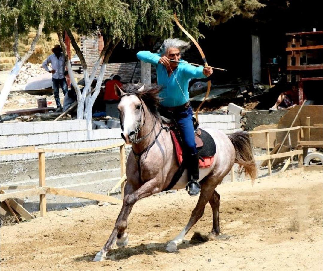 Renkli Kaymakam "atlı Ok&ccedil;uluk" Ve "zihgir"le Stres Atıyor