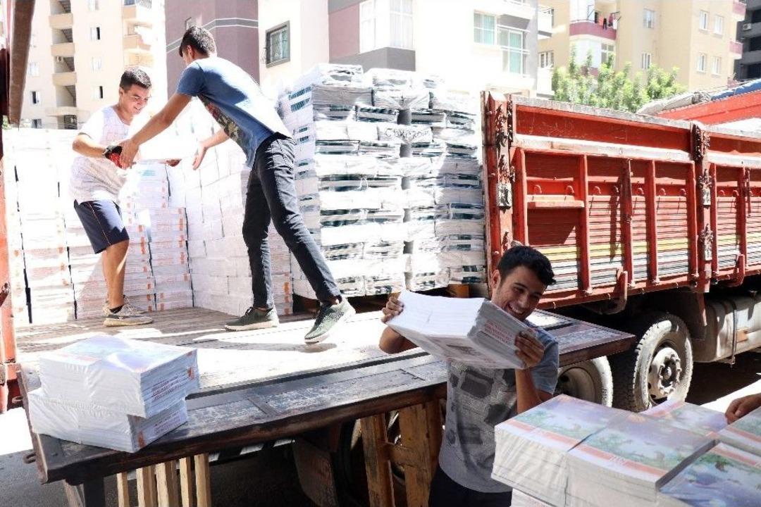 &rsquo;&uuml;niversiteli Hamallar&rsquo; Kitap Taşıyarak Har&ccedil;lık &Ccedil;ıkartıyor