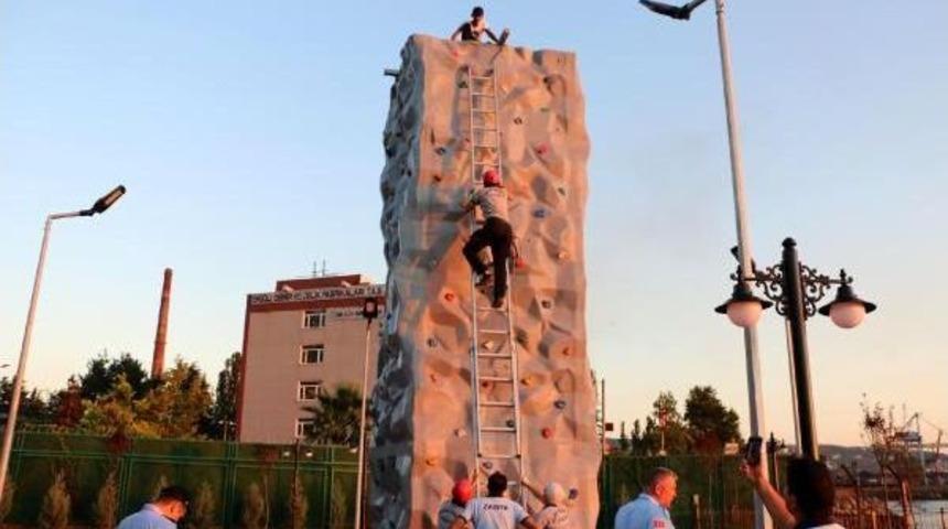 Tırmanma Duvarında Mahsur Kalan &Ccedil;ocuğu Itfaiye Kurtardı