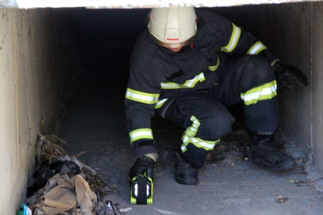 (&ouml;zel Haber) Su Kanalında Kedi Kurtarma Operasyonu