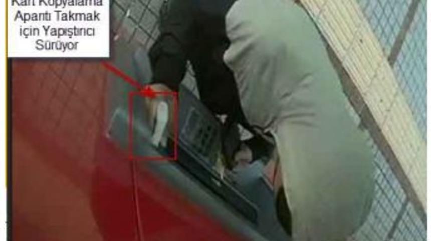 Atm&rsquo;lere Gizli Kamera Ve Kart Kopyalama Cihazı Yerleştiren 2 Kişi Yakalandı
