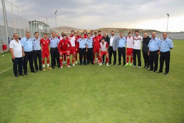 Zabıtadan, Sivassporlu Futbolculara Baklava İkramı