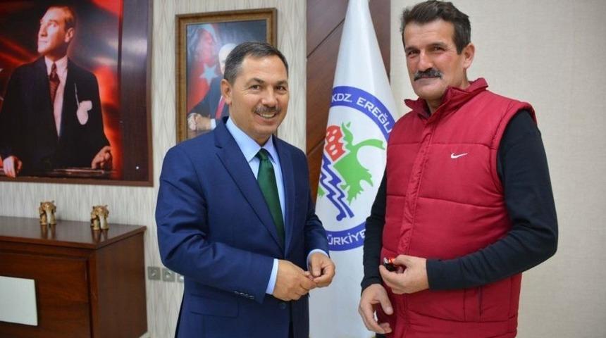 Başkan Uysal Emekli Personele Altın Hediye Etti