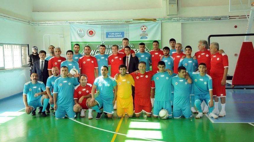 Efsane Futbolcular H&uuml;k&uuml;ml&uuml;lerle Buluştu