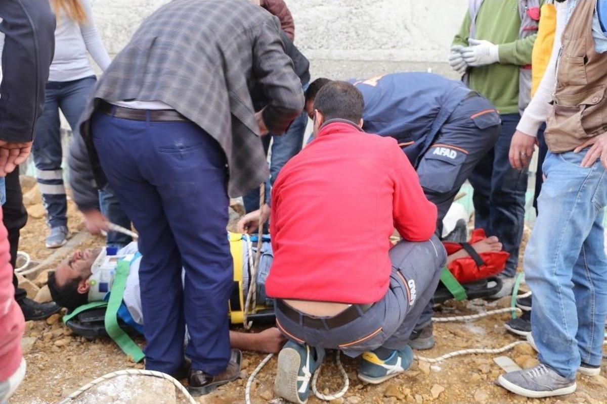 Merdiven Boşluğuna D&uuml;şen İş&ccedil;i Kurtarıldı