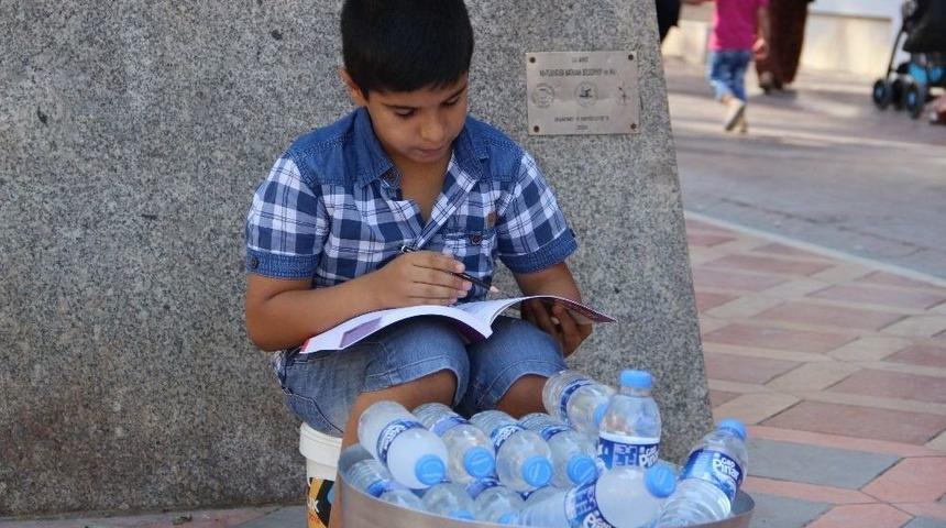 Sokakta Su Satıp, Ders &Ccedil;alışıyor