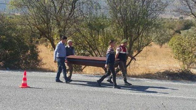 Otomobille &Ccedil;arpışan Motosikletin S&uuml;r&uuml;c&uuml;s&uuml; &Ouml;ld&uuml; 1