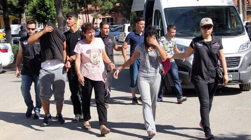 Pkk Operasyonunda G&ouml;zaltına Alınan Anne-kız Adliyeye Sevk Edildi