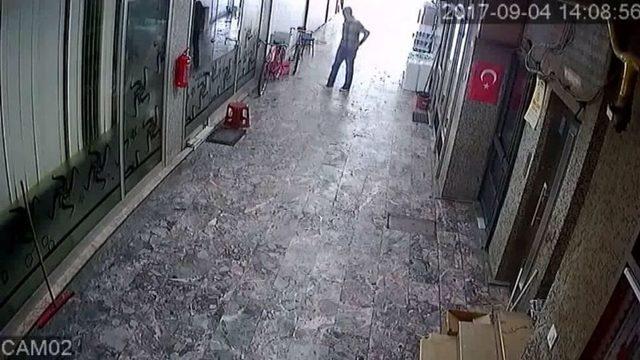 Esnafın Bisikletini Pasaj İçinden Çaldı