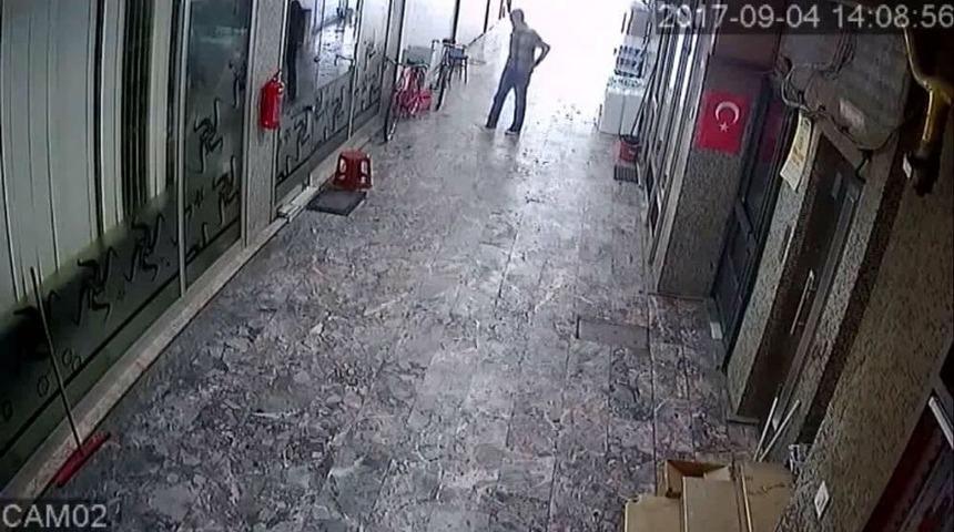 Esnafın Bisikletini Pasaj İ&ccedil;inden &Ccedil;aldı