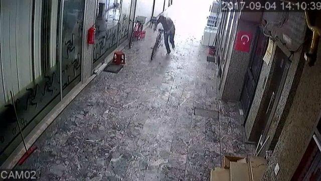 Esnafın Bisikletini Pasaj İçinden Çaldı 1