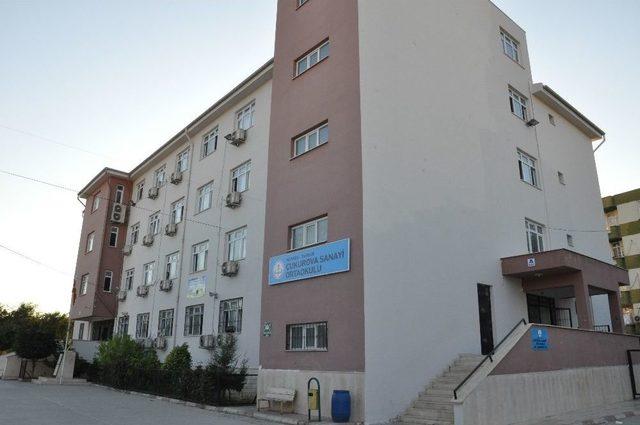 Tarsus’ta 15 Öğrenci Parfümden Zehirlendi