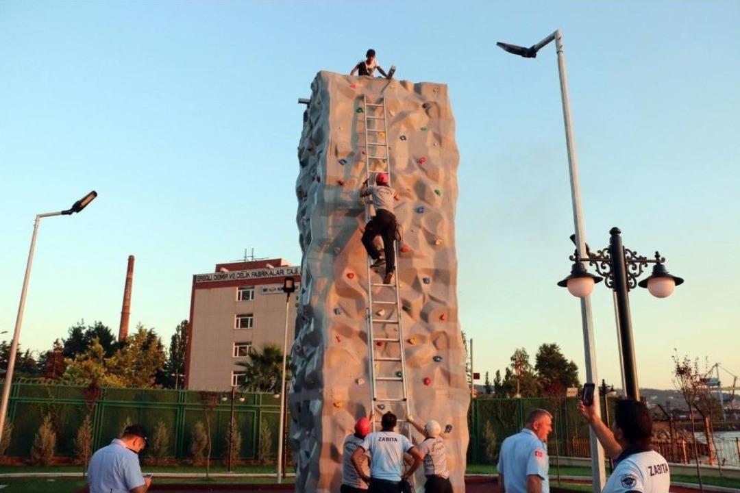 İddia &Uuml;zerine &Ccedil;ıktığı Tırmanma Duvarının Tepesinde Mahsur Kaldı