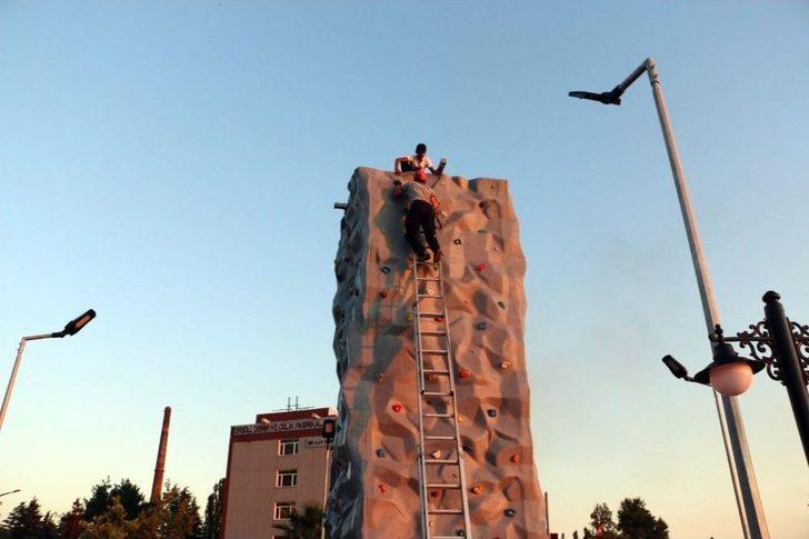 İddia Üzerine Çıktığı Tırmanma Duvarının Tepesinde Mahsur Kaldı G1