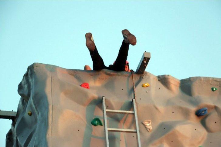 İddia Üzerine Çıktığı Tırmanma Duvarının Tepesinde Mahsur Kaldı G4