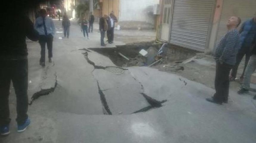 Temel Kazısında Yol &Ccedil;&ouml;kt&uuml;