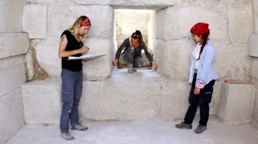 Tarihi Anıt Mezar Depo Olarak Kullanılmış