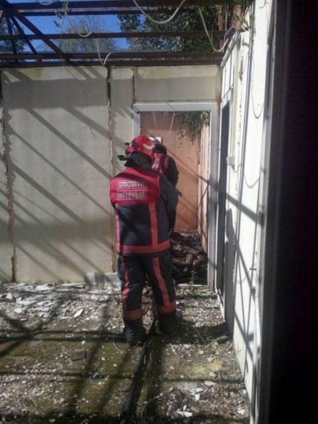 Baraka Yangını İtfaiye Ekiplerince S&ouml;nd&uuml;r&uuml;ld&uuml; 1