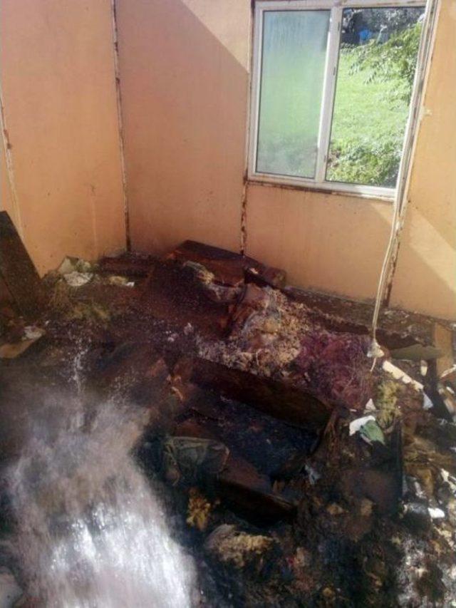 Baraka Yangını İtfaiye Ekiplerince S&ouml;nd&uuml;r&uuml;ld&uuml; 2