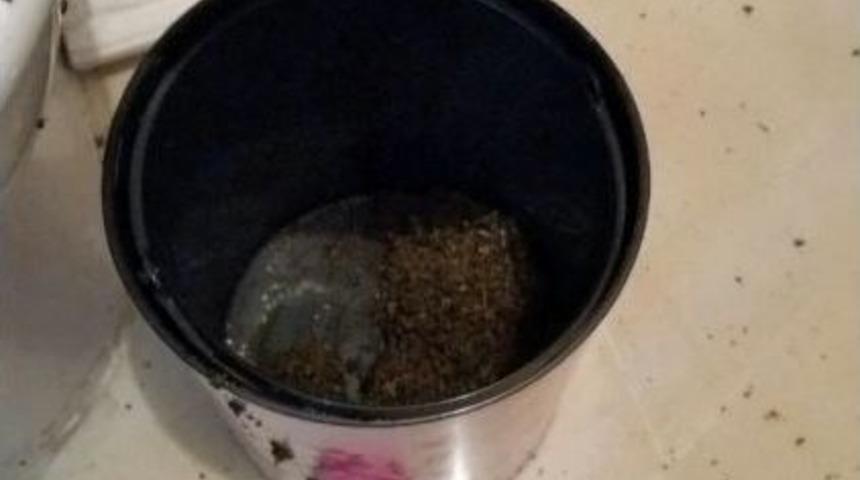 Polisi G&ouml;r&uuml;nce Uyuşturucuyu Klozete Attı